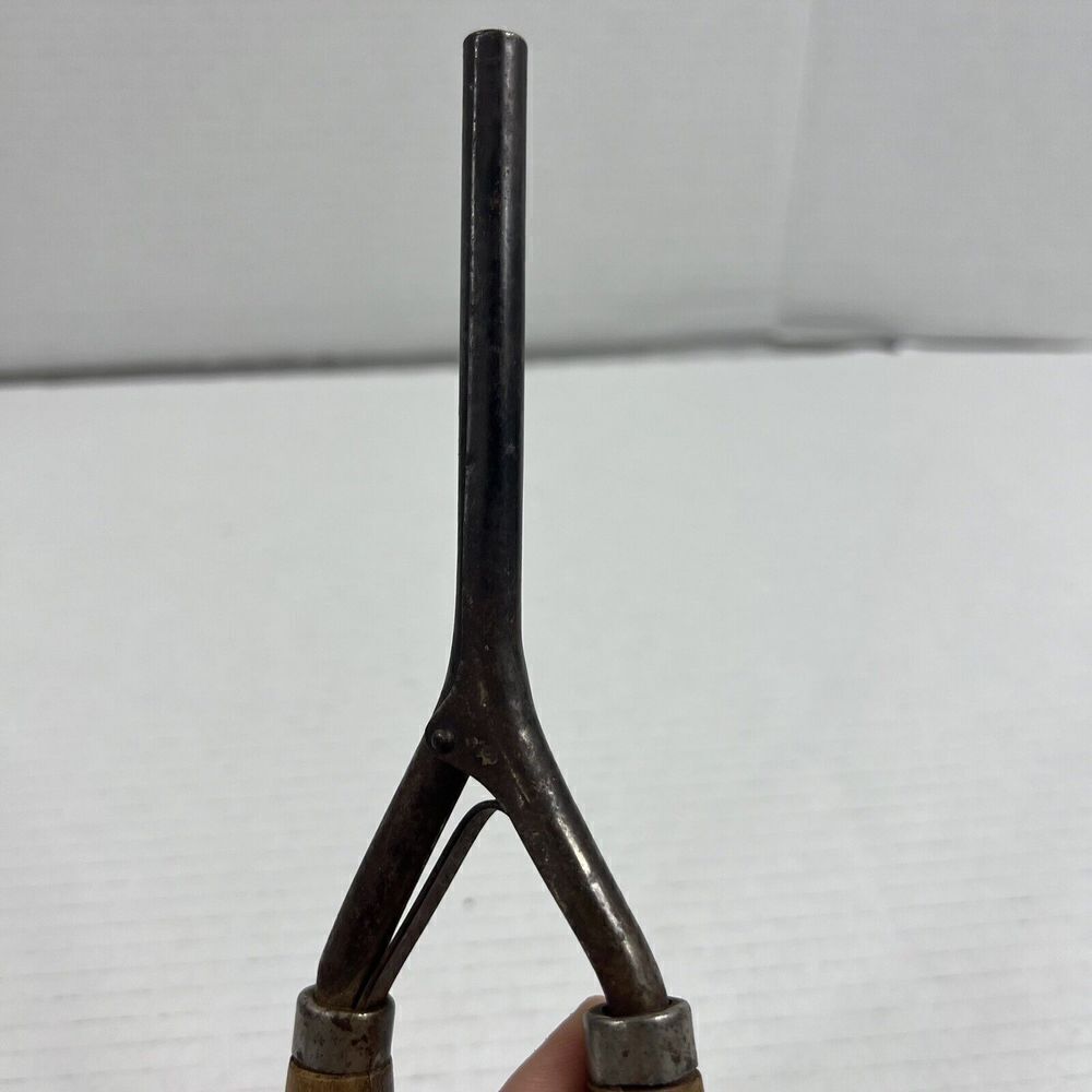 Antique Vintage Curling Iron Hair Crimpers Wood Handles - Picture 9 of 10